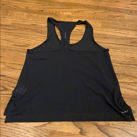 Bundle of Four Nike dri-fit Nike breathe tanks - Picture 10 of 16